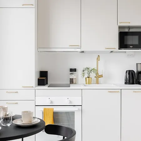 Great Location, Quiet And New With Balcony&cafe Apartment